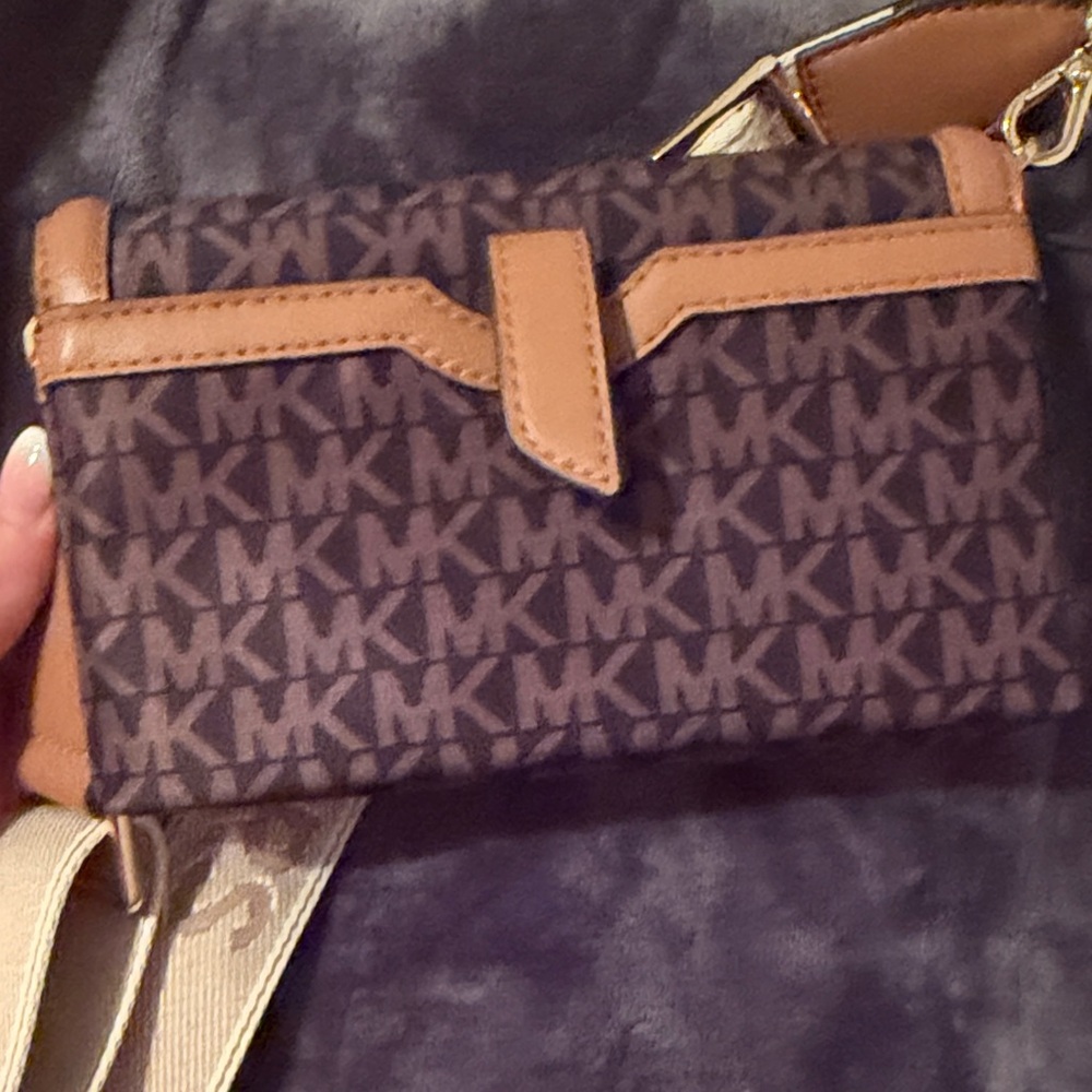 Michael Kors Signature Brown and Tan Crossbody Bag - Picture 4 of 8